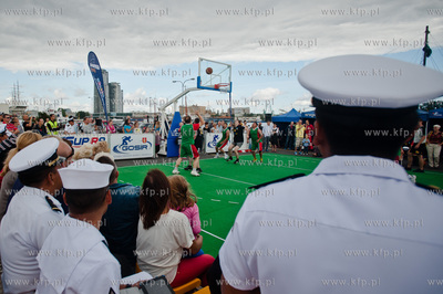 Gdynia. Skwer Kosciuszki. Wielki Mecz Koszykowki pomiedzy...