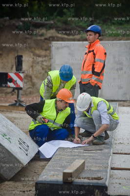 Gdansk. Ul. Ogrodowa. Montaz pierwszych elemntow wiaduktu...