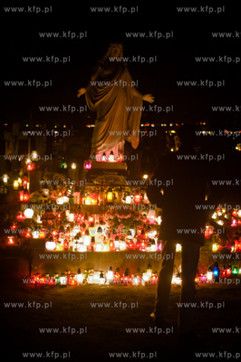 Gdansk. Cmentarz komunalny Sw. Franciszka. Swieto Zmarlych....