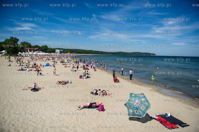 Upalny, bardzo sloneczny, sobotni dzien na plazy i...