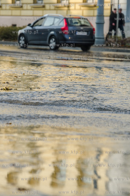 Gdansk. Awaria sieci wodociagowej na skrzyzowaniu ulic...