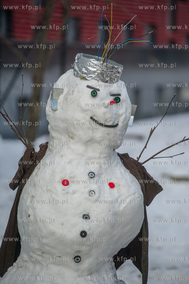 Sniezne balwany ustawione na kampusie Politechniki...