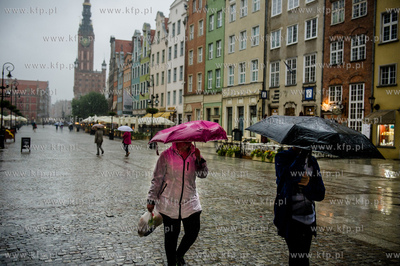 Gdańsk. Długi Targ. Intensywne opady deszczu i silne...