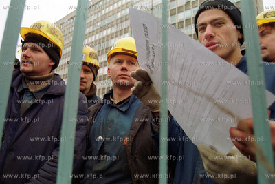 Strajk w Stoczni Gdynia S.A. Stoczniowcy trzymaja wydrukowane...