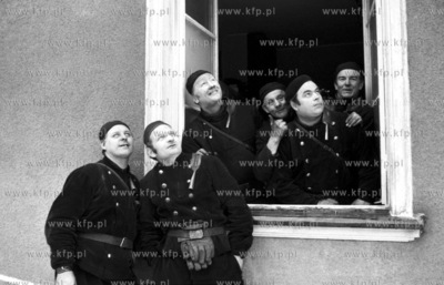 Wyciaganie kominow za pomoca helikoptera z kotlowni...