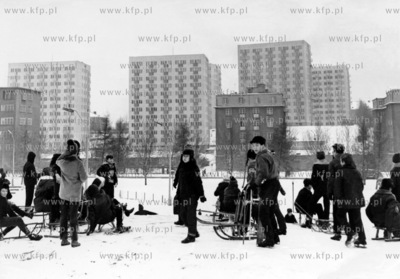 Zimowe zabawy na sankach na al. Czolgistow, pozniejszej...