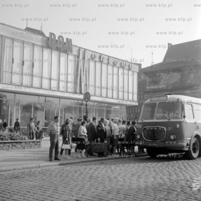 Przystanek komunikacji miejskiej obok Domu Meblowego...