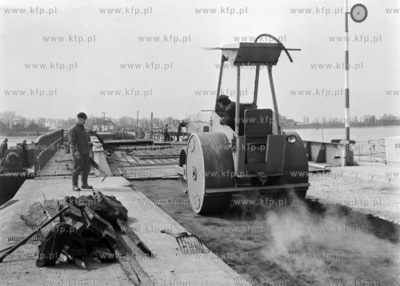 Budowa w miejscu przeprawy promowej mostu pontonowego...