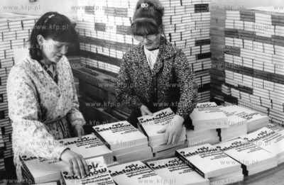 Pracownice Gdańskich Zakladów Graficznych pakują...