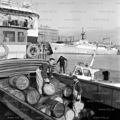 Załadunek beczek na kuter w porcie rybackim w Gdyni....