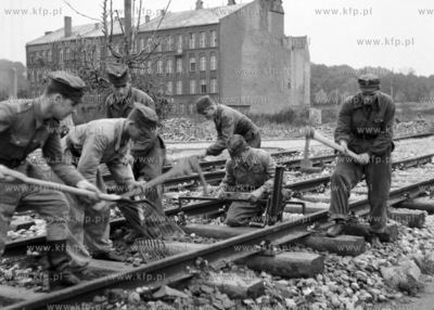 Żołnierze podczas prac przy budowie torowiska tramwajowego...