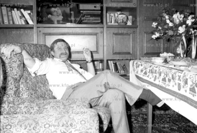 Lech Walesa w domu na Pilotow - pierwszy dzien po przybyciu...