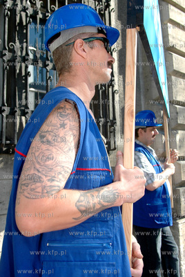 Protest stoczniowcow przed gmachem Sadu Rejonowego...