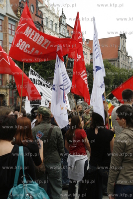 Okolo 60 osob, w wiekszosci czlonkow Mlodych Socjalistow,...