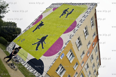 Ozdobne murale na blokach S.M. Zaspa. Nz. ul. Skarzynskiego...