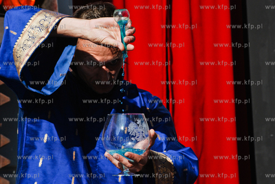 Pierwsza produkcja Teatru w Oknie, przedstawienie "Alchemik"...