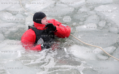 Gdynia, port jachtowy. Jak przetrwac na zamarznietym...