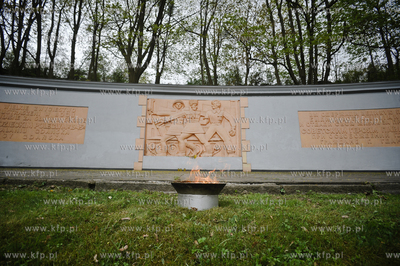 Cmentarz zolnierzy Armii Radzieckiej w Gdansku po uroczystosciach...