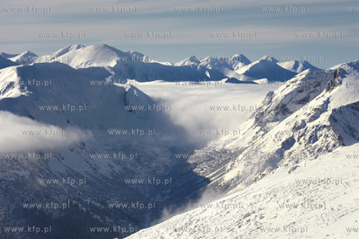 Tatry. Widok z  Kasprowego na szczyty Tatr spowite...