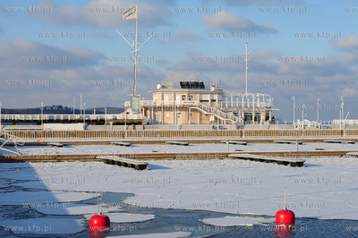 Zimowe molo w Sopocie. Nz. zamarznieta przystan jachtowa....