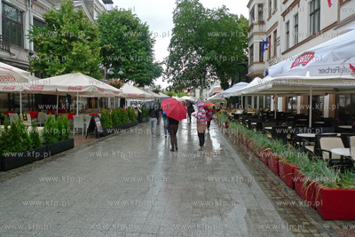 Deszcz  i chlodna pogoda spowodowala opustoszenie Sopotu....