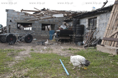 W wyniku trąby powietrznej, która przeszła nad ...