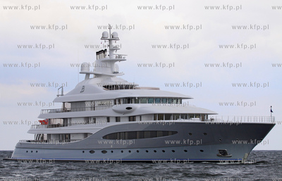 W gdanskim porcie, przy nabrzezu Obroncow Westerplatte,...