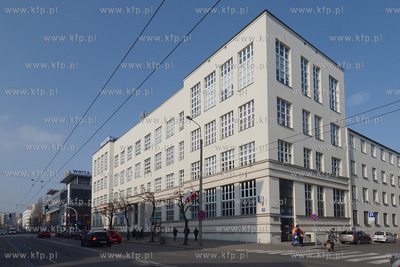 Gdynia Srodmiescie i dzielnica Portowa. Nz. Budynek...