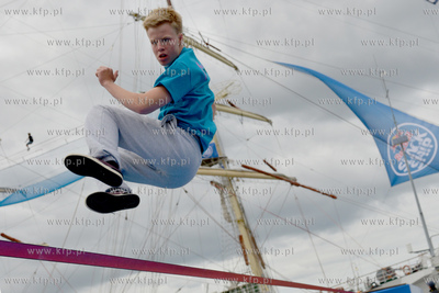 25 metrow nad pokladem Daru Mlodziezy zacumowanym przy...