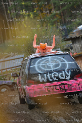 ZYWE TRUPY GRASOWAŁY W KOLIBKACH. Kolejna 14. juz...