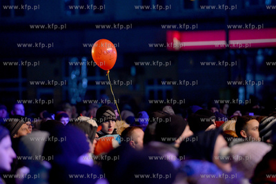 Gdynianie i ich goscie powitali Nowy Rok na Skwerze...