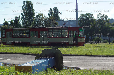 Gdańsk, ul. Hallera. Wyrwane z ziemi parkomaty firmy...