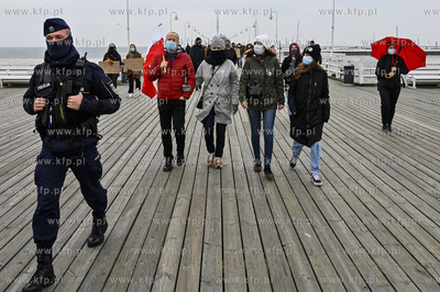 Sopot. Molo. Protest Kobiet po wydanym orzeczeniu Trybunalu...