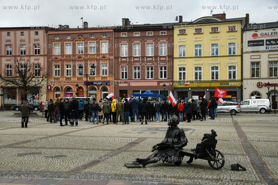 Około setki przeciwników szczepień i obostrzeń...