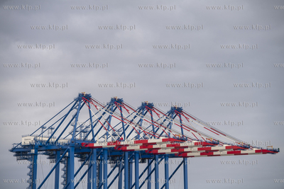 Statek Zhen Hua 36 z czterema potężnymi suwnicami...