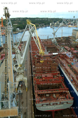 Stocznia Gdynia, widok z suwnicy. W dole suchy dok...