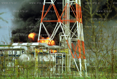 Pozar jednego ze zbiornikow Rafinerii Gdanskiej.3.05.2003fot....
