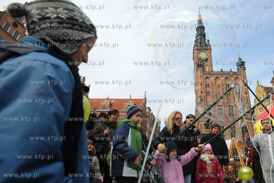 Festiwal baniek mydlanych w Gdansku na Dlugim Targu....
