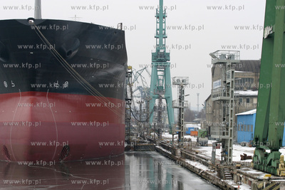 Kanal portowy w Gdansku, budowany statek w Soczni Gdanskiej...