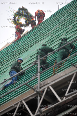 Dzien zawieszania wiechy na remontowanym dachu kosciola...
