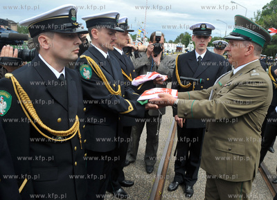 Uroczystosc nadania imienia i podniesienia bandery...