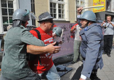 Gazeta Rock Cafe na ulicy Tkackiej w Gdansku. Jeden...
