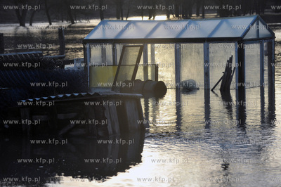 Wezbrane wody rzeki Radunia spowodowaly podtopienia...