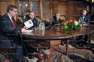 Ratusz Staromiejski - ulica Korzenna w Gdansku. Debata...