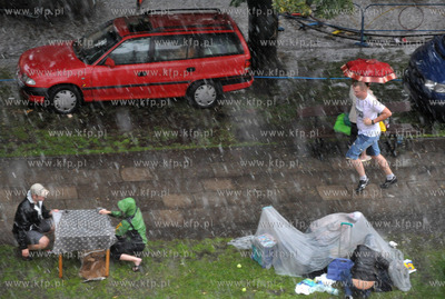 Gdansk. Podwale Staromiejskie. Gwaltowna burza zmusila...