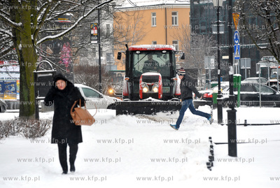 Zima na ulicach Gdanska. Odsniezanie przez ZdiZ placu...