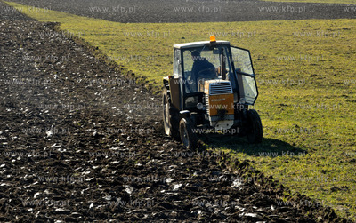 Wiosenna orka na polach w Leznie na Kaszubach gmina...
