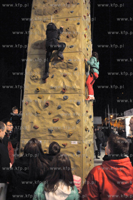 Gdynia. Impreza Swietojanska wita wiosne. Scianka do...