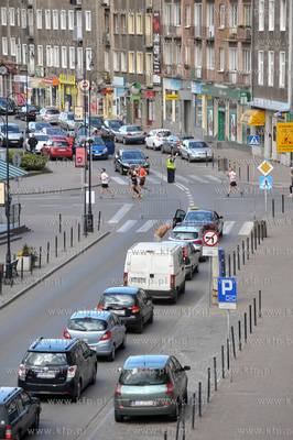 II PZU Gdansk Maraton.  Zawodnicy na skrzyzowaniu ul.Podwale...