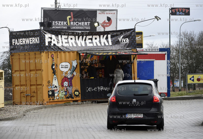 Sylwester. Sprzedaż fajerwerków w Gdańsku-Kokoszkach,...